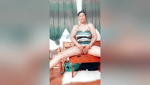 Sexy blonde with a sexy body shows off on the web cameras