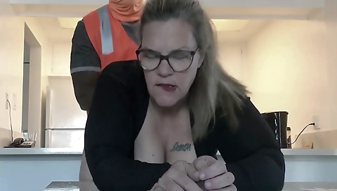Construction worker is fucking a tattooed mature whore