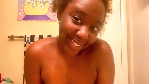 Sexy ebony mature milf with huge boobs and a sexy body in close-up