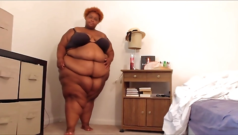 Ebony babe shows off her large tits and ass on camera