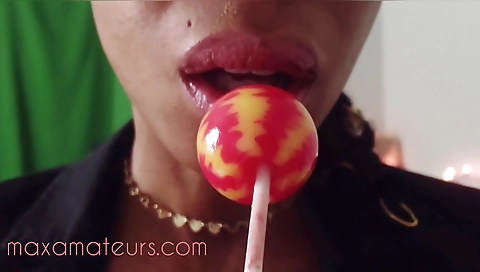 Ebony woman uses her wet lips to take a hot lollipop job