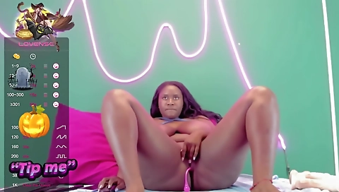 Black skin beauty is on the web camera doing a dirty dance��