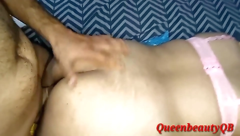 Indian babe showing off her sexy ass in doggy style