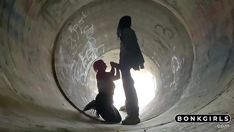 Ebony woman is masturbating on the outside in outdoor