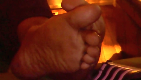 Ebony girl stretches her thighs in this solo video